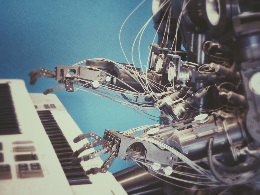 ロボットがピアノを引いているイメージ